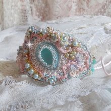 Pulsera de encaje menta Haute-Couture bordada con cristales de Swarovski, cuentas de cristal bohemio, cuentas de semillas y flores de resina Lucite
